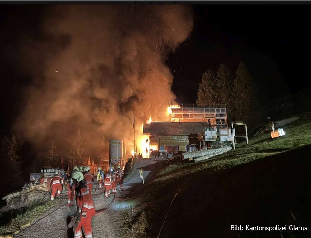 Das Berghotel Bischofalp im Vollbrand von der Zufahrtsstrasse her gesehen.