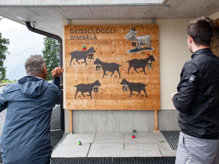 Geissglöggli-Bimbälä mit Geissbock Charly im Berghotel Bischofalp