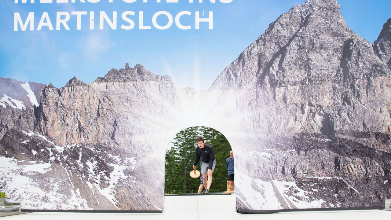 Erste Schweizer Melkstuhl-Eisbahn im Berghotel Bischofalp